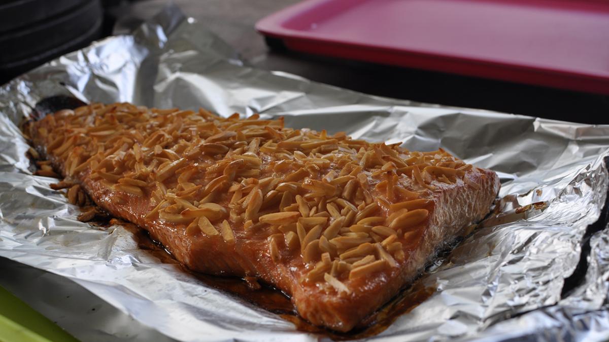 halv side laks på grill halv side laks på grill